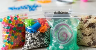 Woreczki sensoryczne z koralikami, żelkiem i innymi drobiazgami do zabawy.