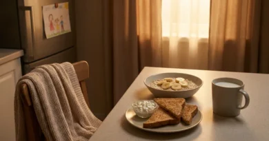 Miska owsianki z bananami, tosty z twarogiem i kubek mleka na stole w przytulnej, ciepłej kuchni.