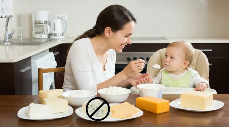 Kobieta karmi niemowlę przy stole z serami. Ser pleśniowy na pierwszym planie jest przekreślony znakiem zakazu.